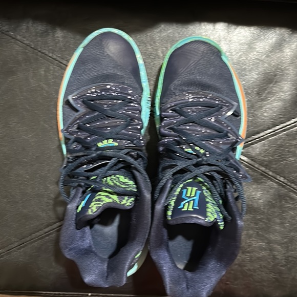 Size 10 (men)Kyrie ufo this is the best looking and newest shoe I have! - Picture 2 of 8